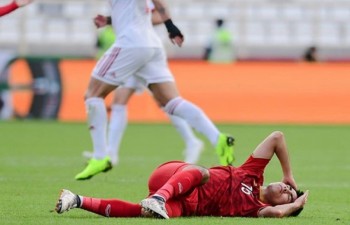 Tiền vệ Đức Huy bị mất trí nhớ tạm thời sau cú va chạm mạnh với cầu thủ Iran