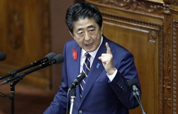 Thủ tướng Nhật Bản Abe Shinzo bác lời kêu gọi từ chức của phe đối lập