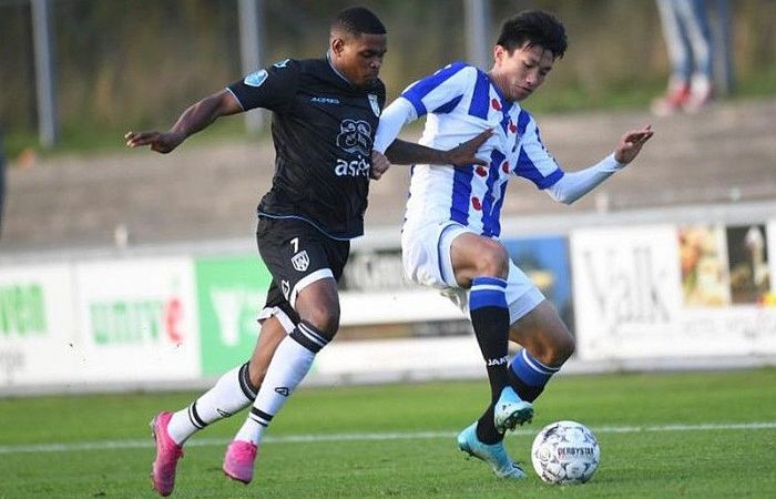 Văn Hậu vẫn ngồi dự bị, SC Heerenveen thua trên sân nhà