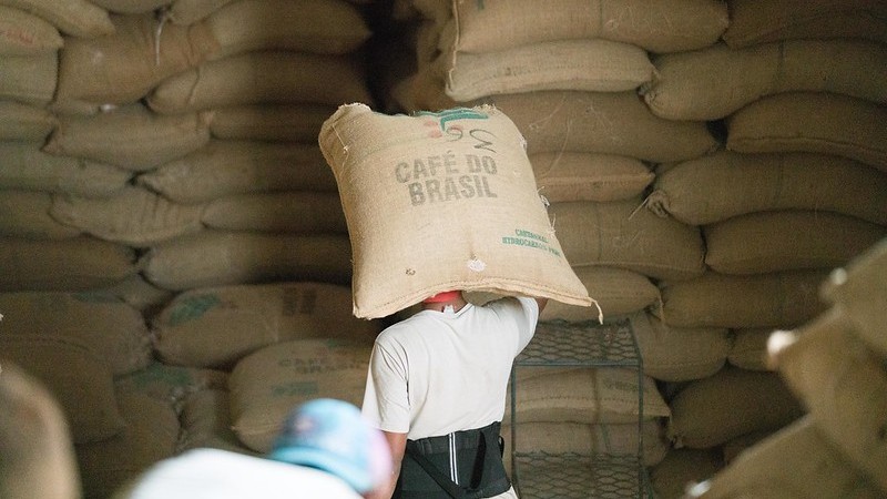 Giá cà phê hôm nay 6/2: Cà phê robusta giữ vững trên 1.340 USD, triển vọng về sự hồi sinh của nhu cầu