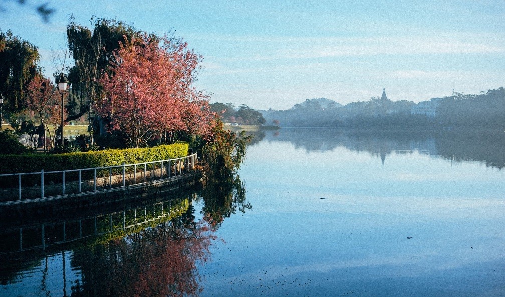 In the heart of Da Lat lies Xuan Huong Lake, its name meaning “Spring Scent” due to its legend of having special scent only in springtime. (Phôt: Quốc Dũng)