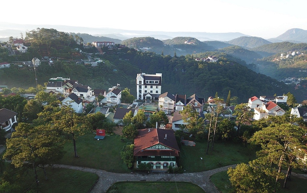 Surrounding Da Lat city is forest with early morning clouds, which has become a new favourite for young travellers to the Central Highlands city. (Photo: Nguyễn Dũng)