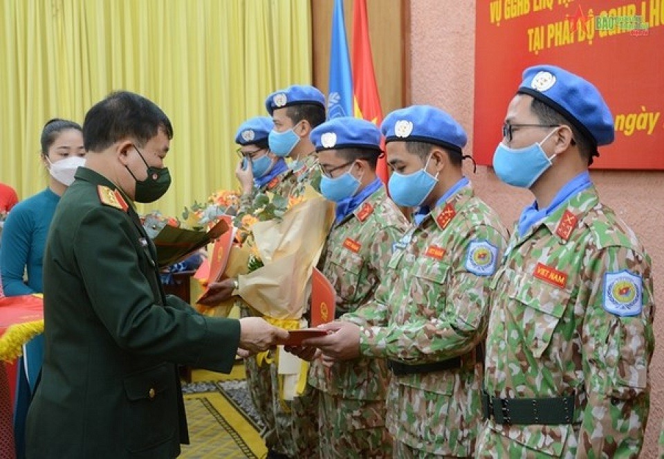 The officers, who will be sent to the United Nations Interim Security Force for Abyei (UNISFA), receive the President's decisions. (Photo: VNA)