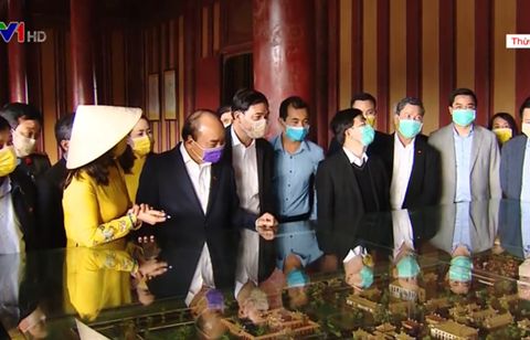 Thủ tướng Nguyễn Xuân Phúc thị sát phòng chống dịch virus corona tại Thừa Thiên-Huế