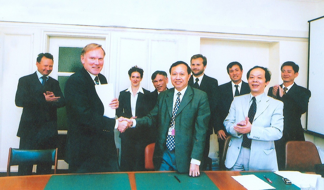 Ông Lương Văn Tự, Trưởng đoàn đàm phán gia nhập WTO bắt tay ông Eirick Glanne, Chủ tịch Ban công tác Việt Nam gia nhập WTO, trong ngày kết thúc đàm phán và kết nạp Việt Nam vào WTO, 7/11/2006.