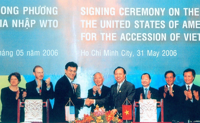 Lễ ký hiệp định gia nhập WTO với Hoa Kỳ giữa ông Bhata Karan, Phó đại diện USTR và ông Lương Văn Tự, Thứ trưởng Bộ Công Thương, Trưởng đoàn đàm phán gia nhập WTO. Chứng kiến sự kiện có Phó Thủ tướng Vũ Khoan, Bí thư Thành ủy TP. Hồ Chí Minh Lê Thanh Hải, 