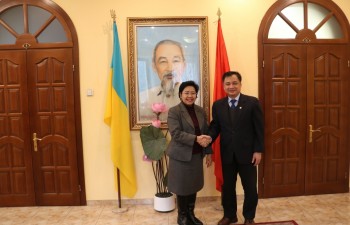 Đại sứ Nguyễn Anh Tuấn và Đại sứ Thái Lan kiêm nhiệm Ukraine chia sẻ kinh nghiệm trợ giúp cộng đồng