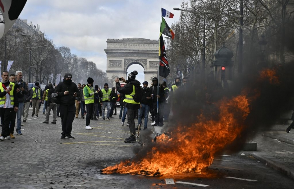 Người biểu tình cực đoan đập phá mọi thứ ở trung tâm Thủ đô Paris
