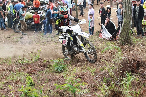 off road race begins in ha giangs dong van karst