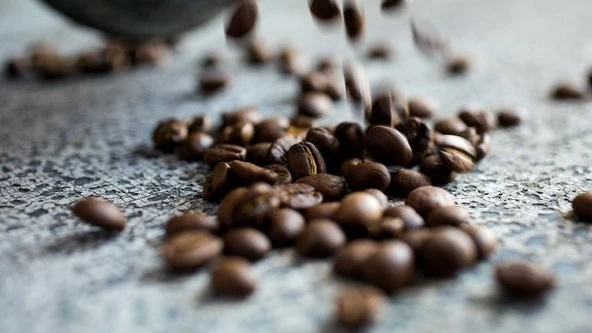 Giá cà phê hôm nay 2/8/2024: Giá cà phê 'đỏ sàn', robusta về sát mốc 4.000 USD, bao giờ xanh trở lại?