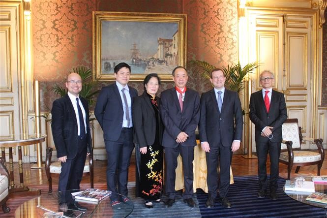 Đại sứ Việt Nam tại Pháp Nguyễn Thiệp nhận Huân chương Bắc đẩu Bội tinh