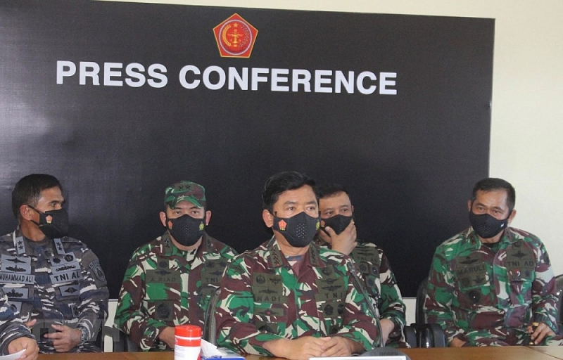 Tư lệnh Quân đội Indonesia, Nguyên soái Hadi Tjahjanto (giữa) phát biểu tại cuộc họp báo ở Denpasar ngày 24/4/2021. (Nguồn: AFP)