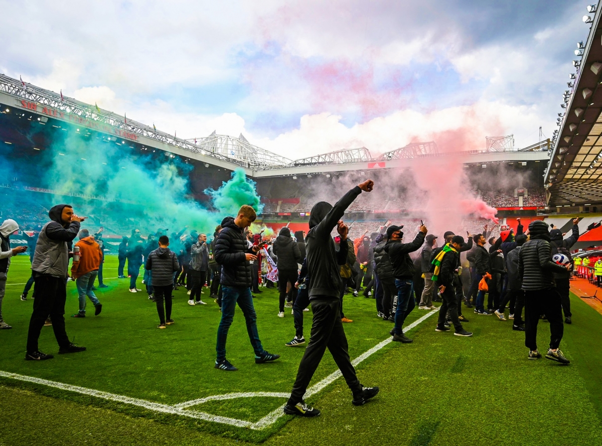 Khoảng 2 tiếng trước giờ thi đấu theo kế hoạch (22h30 ngày 2/5 giờ Việt Nam) trận Super Sunday trong khuôn khổ vòng 34 Ngoại hạng Anh 2020/2021 giữa MU - Liverpool, hàng trăm CĐV đã tràn vào sân Old Trafford và tạo ra khung cảnh hỗn loạn.