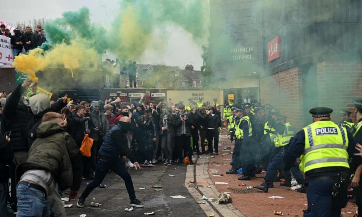 Bên ngoài sân Old Trafford, cảnh tượng còn hỗn loạn hơn khi xảy ra đụng độ giữa CĐV biểu tình và cảnh sát.