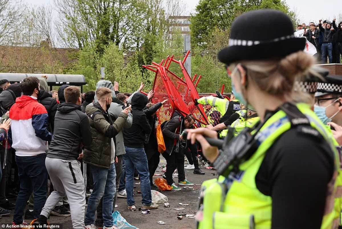Cảnh sát Manchester được huy động để lập lại trật tự.