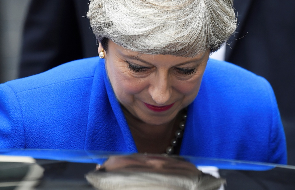 Brexit: Bà May yếu thế, EU ghi điểm