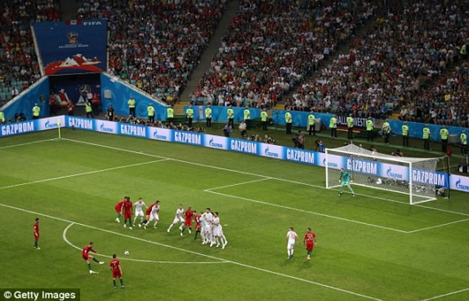 Hat-trick của Ronaldo cứu Bồ Đào Nha khỏi thất bại trước Tây Ban Nha