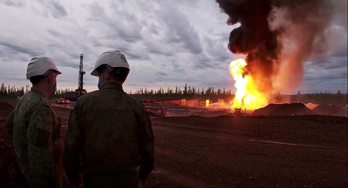Video hiếm: Quân đội Nga bắn đạn pháo chống tăng vào giếng dầu Siberia...để dập hỏa hoạn