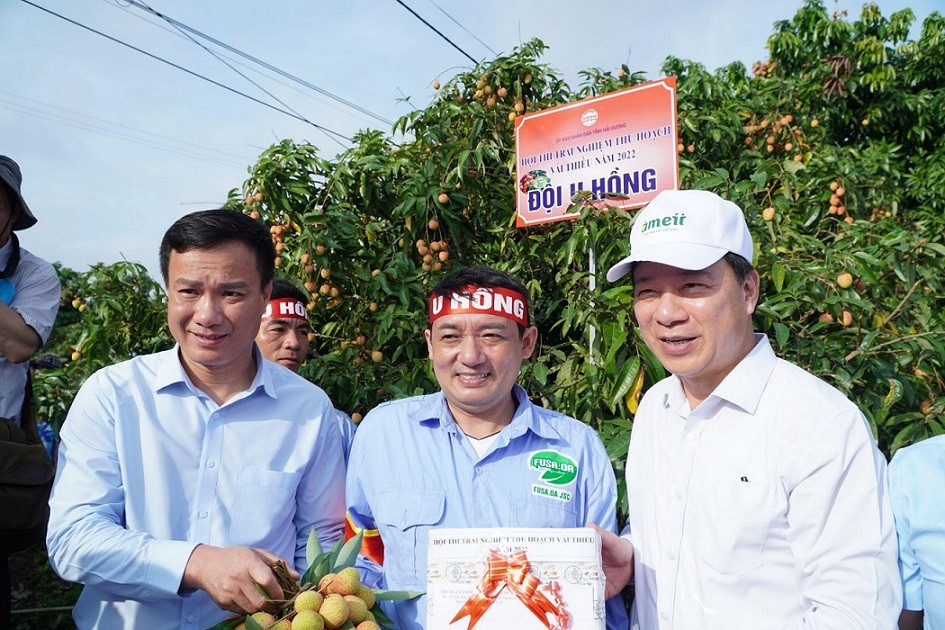 Ông Triệu Thế Hùng-Chủ tịch UBND tỉnh Hải Dương đứng bên trái, Ông Phạm Xuân Thăng- Ủy viên Trung ương Đảng, Bí thư tỉnh ủy Hải Dương đứng bên phải, và nghệ sĩ hài Chiến Thắng đứng giữa