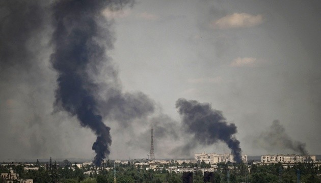 Xung đột Nga-Ukraine: Moscow pháo kích gây cháy nhà máy hóa chất tại Sievierodonetsk
