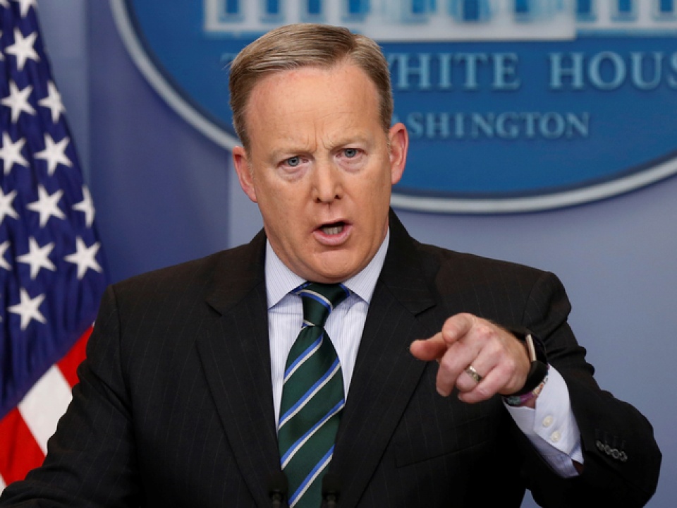 bat dong voi ong trump nguoi phat ngon sean spicer tu chuc