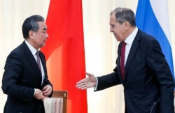 Mỹ tuyên bố trừng phạt các cá nhân và doanh nghiệp Trung Quốc, Ngoại trưởng Nga-Trung điện đàm phản đối