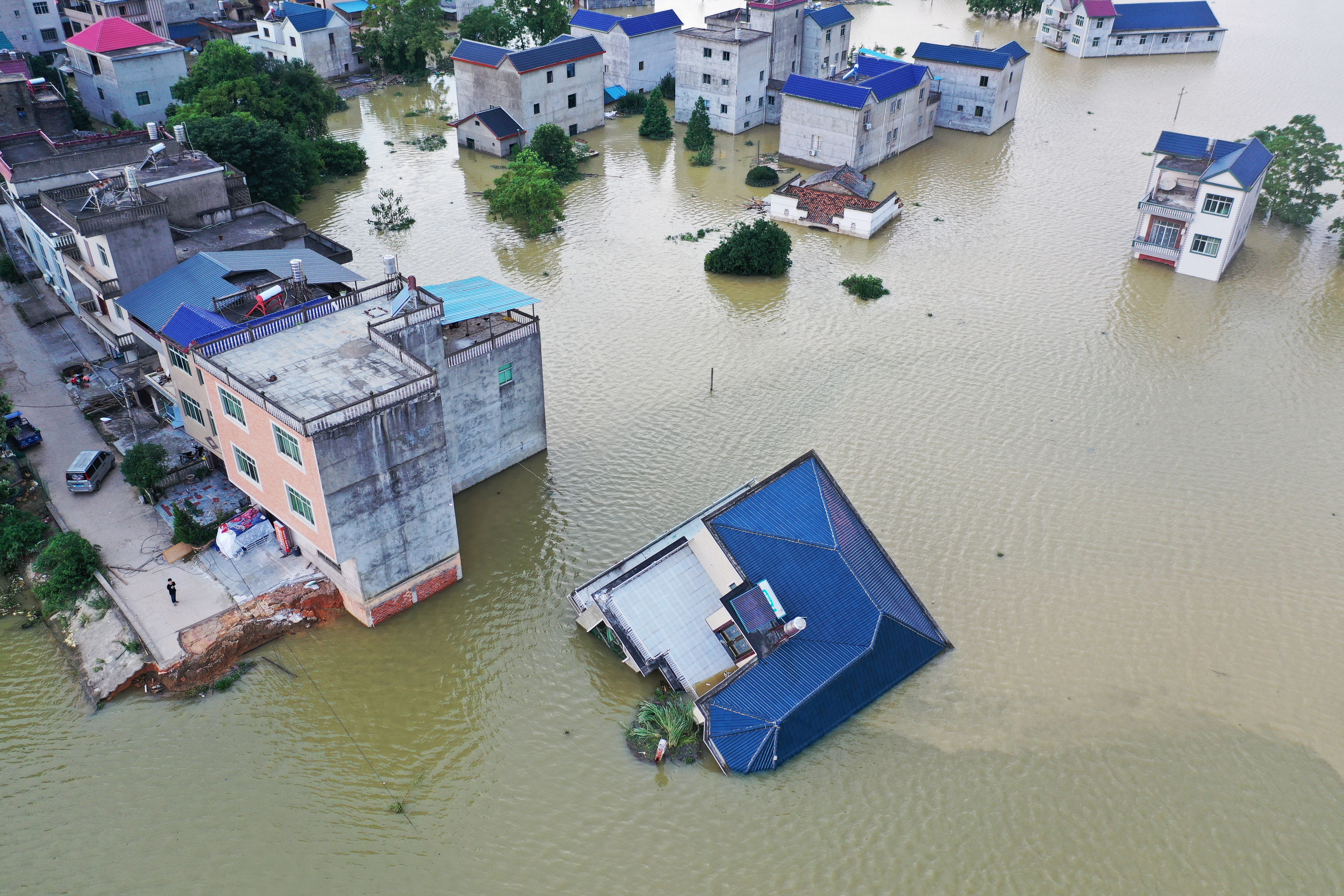 Trung Quốc 'gồng mình' ngăn lũ, nhiều nước láng giềng châu Á chịu chung cảnh ngập lụt