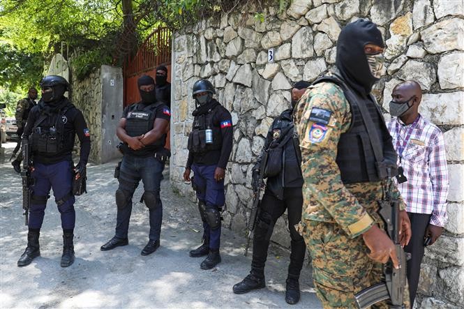 Cảnh sát Haiti gác bên ngoài tư dinh Tổng thống Jovenel Moise, sau khi ông bị ám sát, ngày 7/7. (Nguồn: TTXVN)