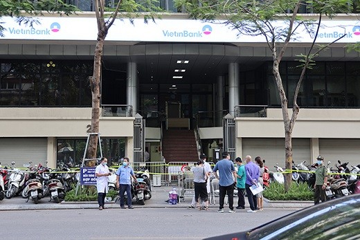 lực lượng chức năng tại Hà Nội đã phong tỏa tạm thời tòa nhà 25 Lý Thường Kiệt (Ngân hàng Vietinbank), để phòng chống COVID-19. (Nguồn: TTXVN)