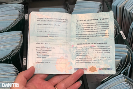Hộ chiếu phổ thông mẫu mới cấp cho công dân Việt Nam từ 1/7 có nhiều cải tiến, mang bản sắc riêng