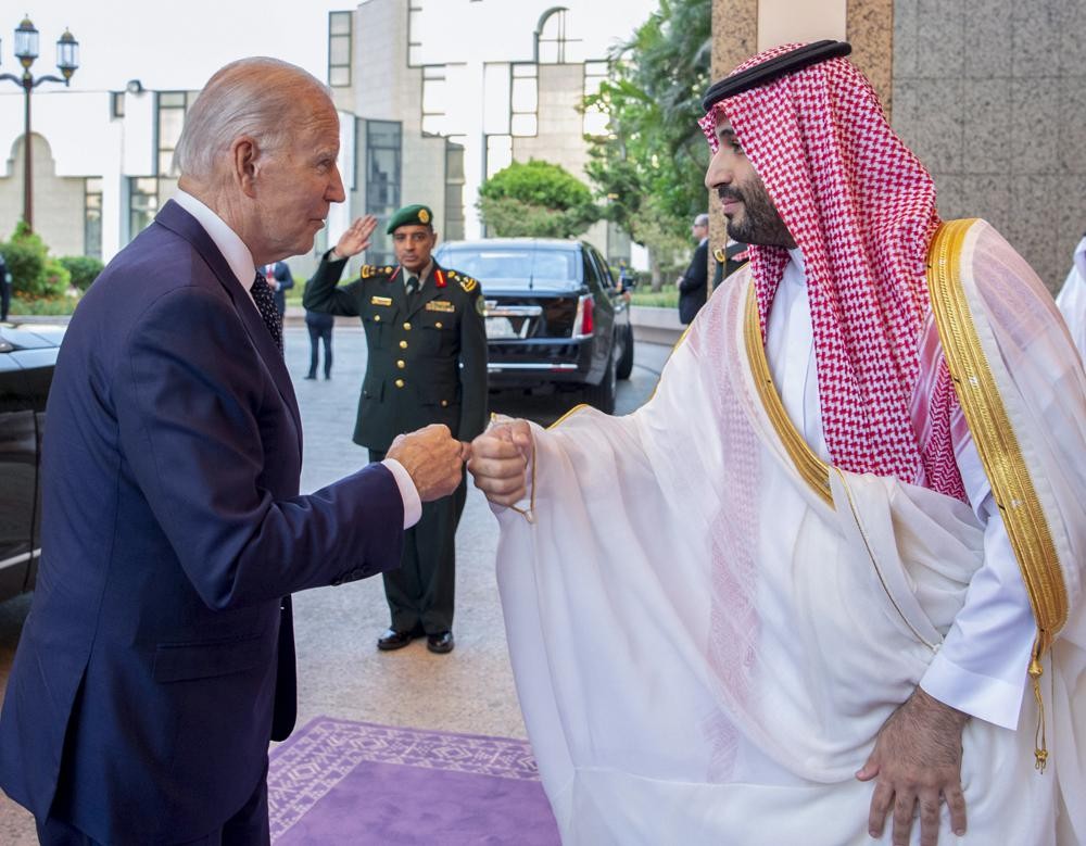 Thái tử Ả Rập Xê Út Mohammed bin Salman, bên phải, chào đón Tổng thống Joe Biden bằng một cái nắm tay. (Nguồn: AP)