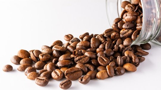 Giá cà phê hôm nay 13/9: Arabica giảm mạnh, robusta tạm thời giữ giá, lo ngại rủi ro còn tăng cao