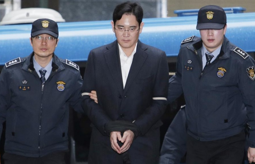 “Thái tử” vào tù, Samsung vẫn "sống" tốt