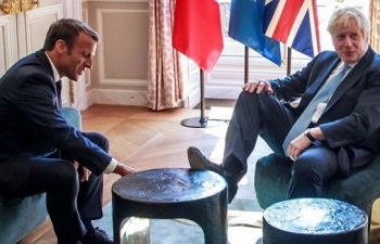 Ông Boris Johnson gác cả chân lên bàn trong cuộc đàm phán Brexit với Tổng thống Pháp?