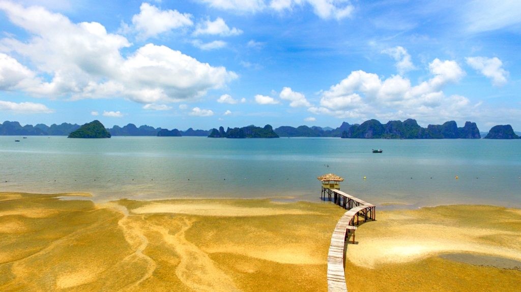Biển Quảng Ninh: 10 bãi biển đẹp ngất ngây, nên trải nghiệm bất cứ lúc nào. (Nguồn: Halotravel)