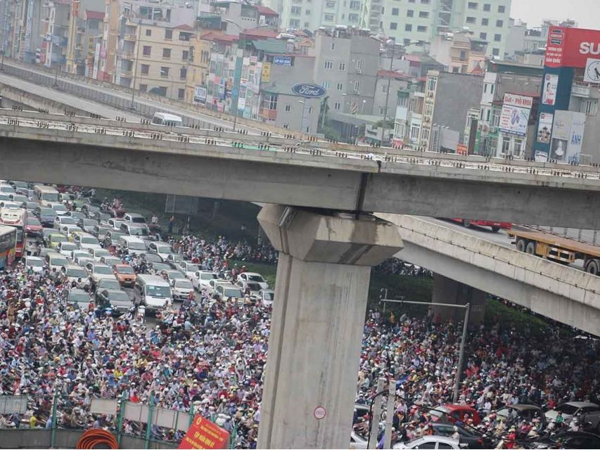 Báo nước ngoài: Hà Nội cấm xe máy, đường vẫn tê liệt