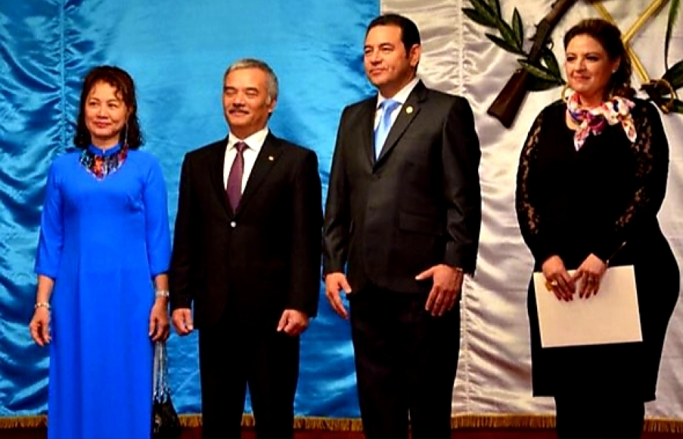 Đại sứ Nguyễn Hoài Dương trình Quốc thư lên Tổng thống CH. Guatemala