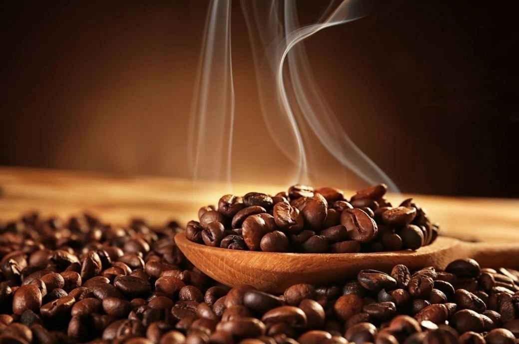 Giá cà phê hôm nay 5/10: Arabica 'mình một đường', nguồn cung robusta dồi dào, dòng tiền đầu cơ có khả năng chuyển hướng?