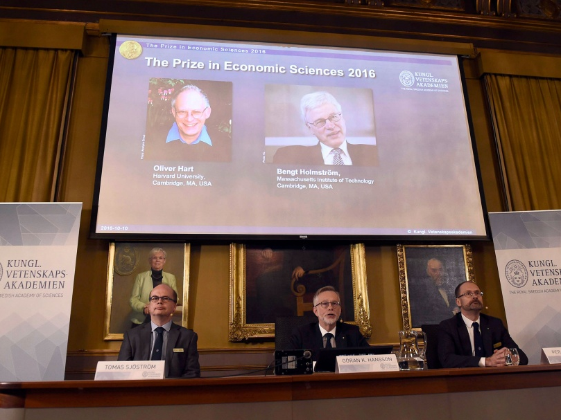 Giải Nobel Kinh tế 2016 thuộc về nghiên cứu lý thuyết hợp đồng