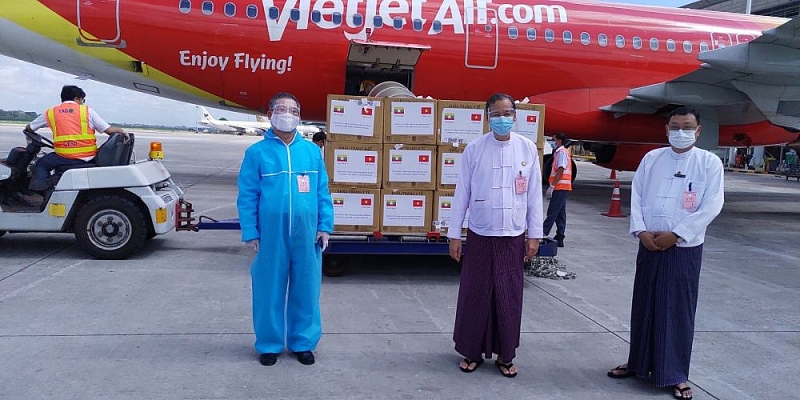 Đại sứ Lý Quốc Tuấn trao hàng vật tư y tế của Chính phủ Việt Nam hỗ trợ Myanmar