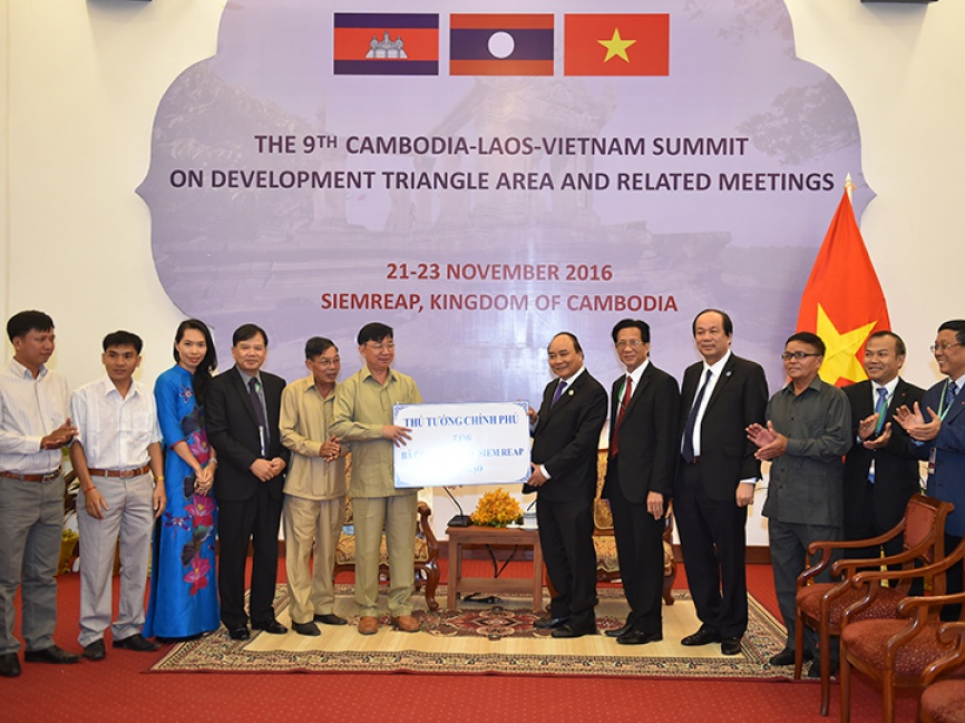 Trao 5 tấn gạo Thủ tướng Chính phủ tặng bà con Việt kiều nghèo ở Siem Reap