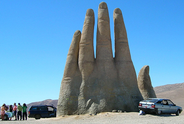 Bàn tay khổng lồ trên sa mạc Atacama