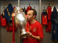 Iniesta nhận danh hiệu Cầu thủ xuất sắc nhất EURO