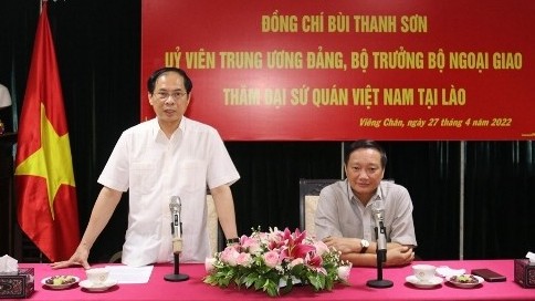 Foreign Minister Bui Thanh Son visits Vietnamese Embassy in Vientiane, Laos