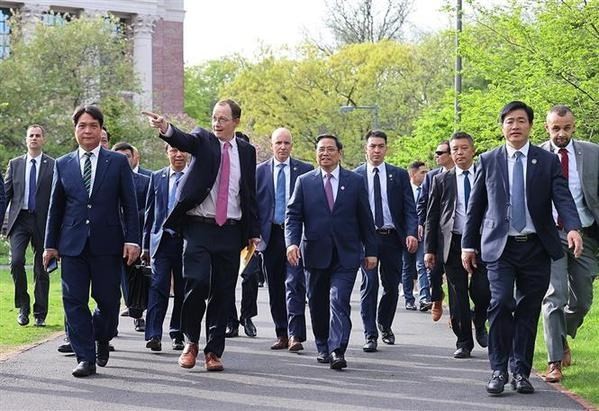 PM attends dialogue on development orientations with Harvard school professors