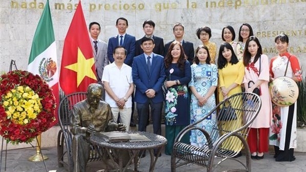 Tribute for late President Ho Chi Minh continues overseas