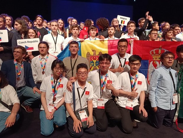 Vietnamese students win three medals at 2022 European Physics Olympiad