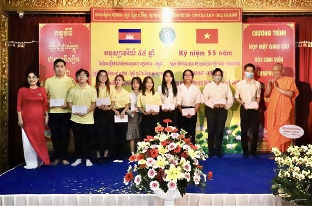 Friendship association grants scholarships for Cambodian students in HCM City