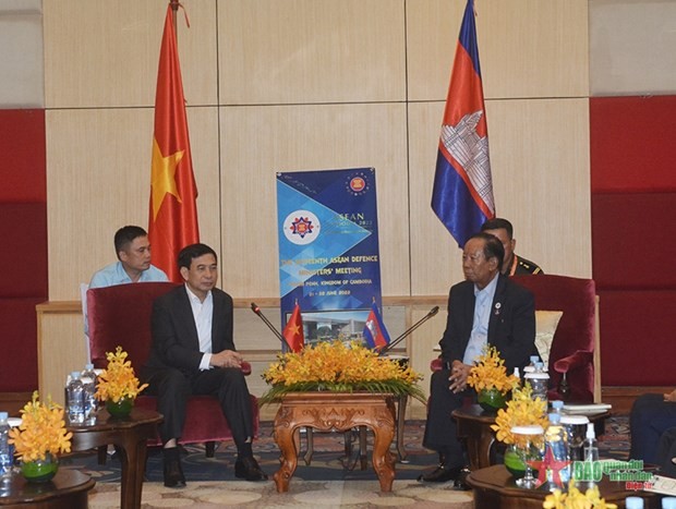 Defense Minister Giang meets counterparts from Laos, Japan, Cambodia on sidelines of ADMM-16