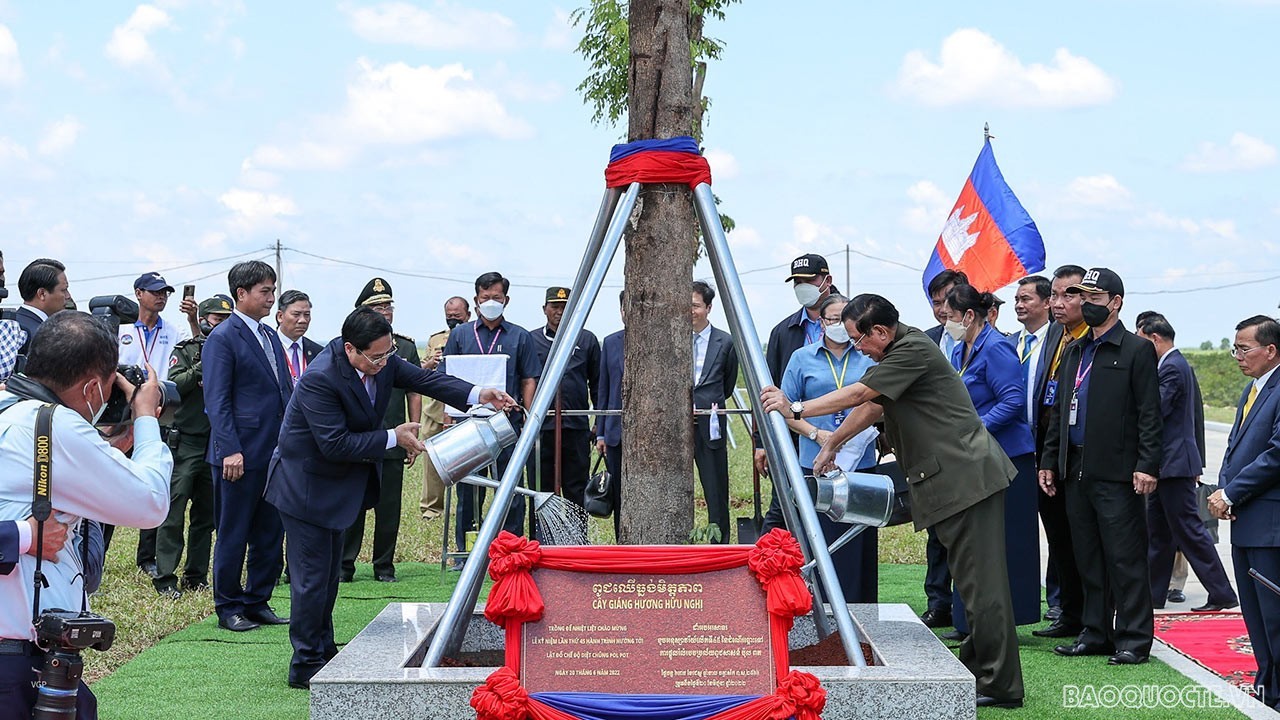 Review on external affairs from June 20-26: Celebrating 55 years of Vietnam-Cambodia ties; Elevating cooperation with Mozambican NA.